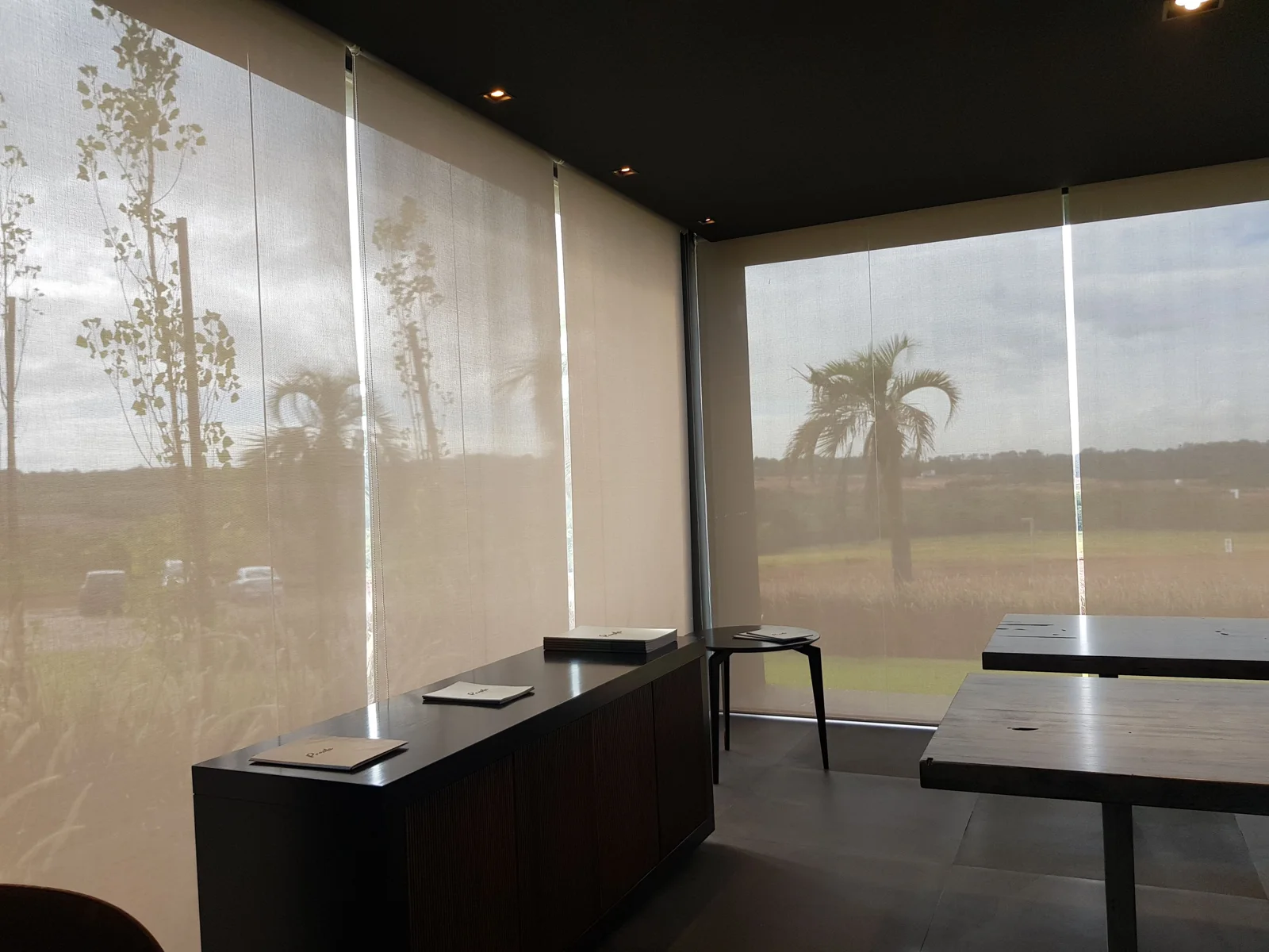 Persiana Rolô em cozinha preta integrada à sala — projeto real LUME
