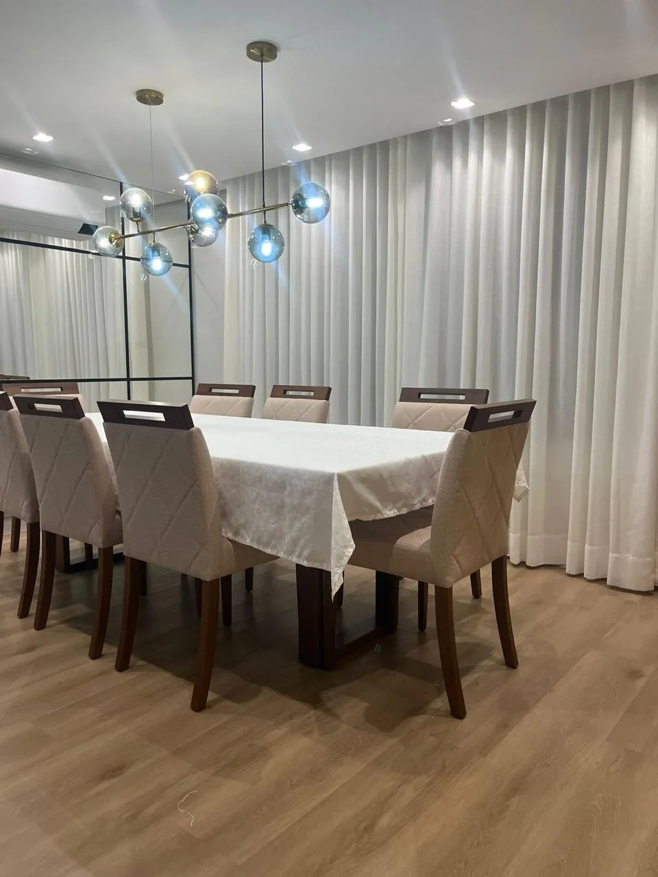 Cortina de tecido em sala de jantar com mesa de madeira — projeto real LUME