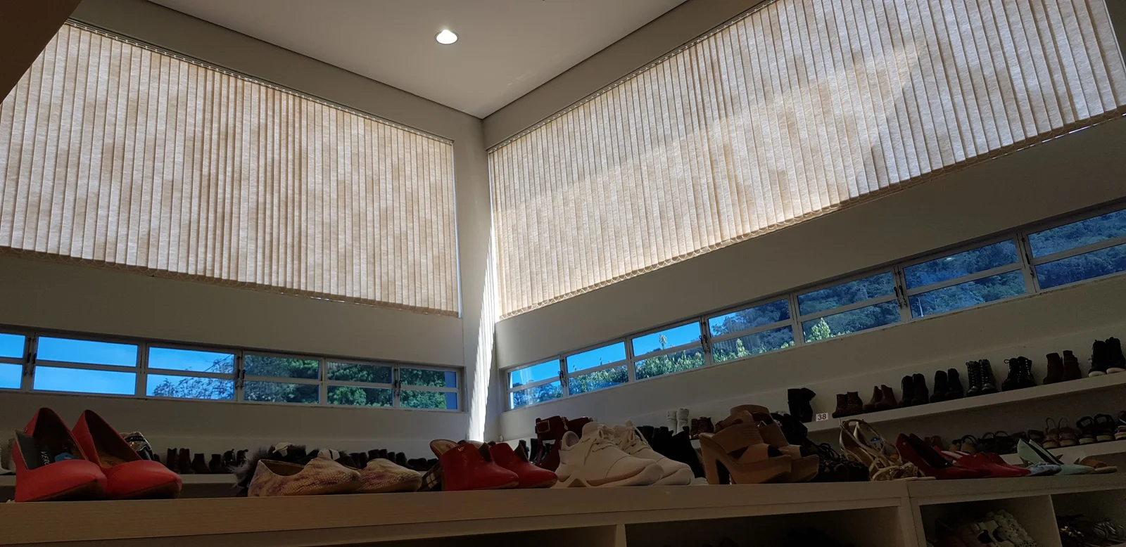 Persiana Vertical em escritório com estante — projeto real LUME
