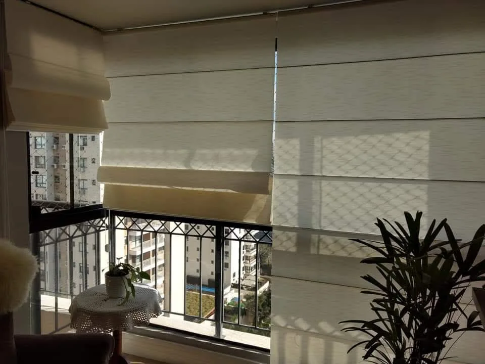 Persiana Romana em varanda com jardim — projeto real LUME