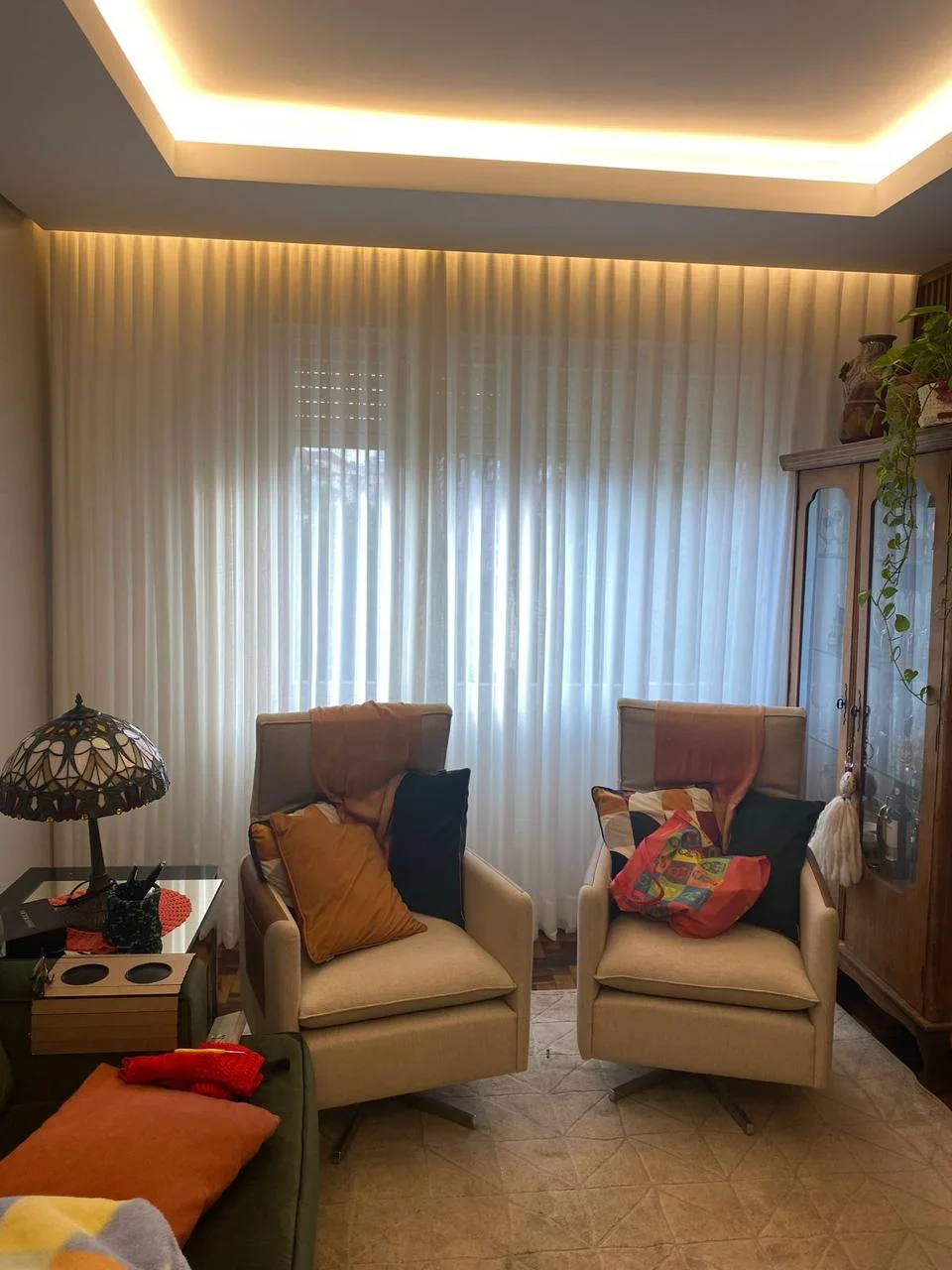 Cortina de tecido em sala com poltronas — projeto real LUME
