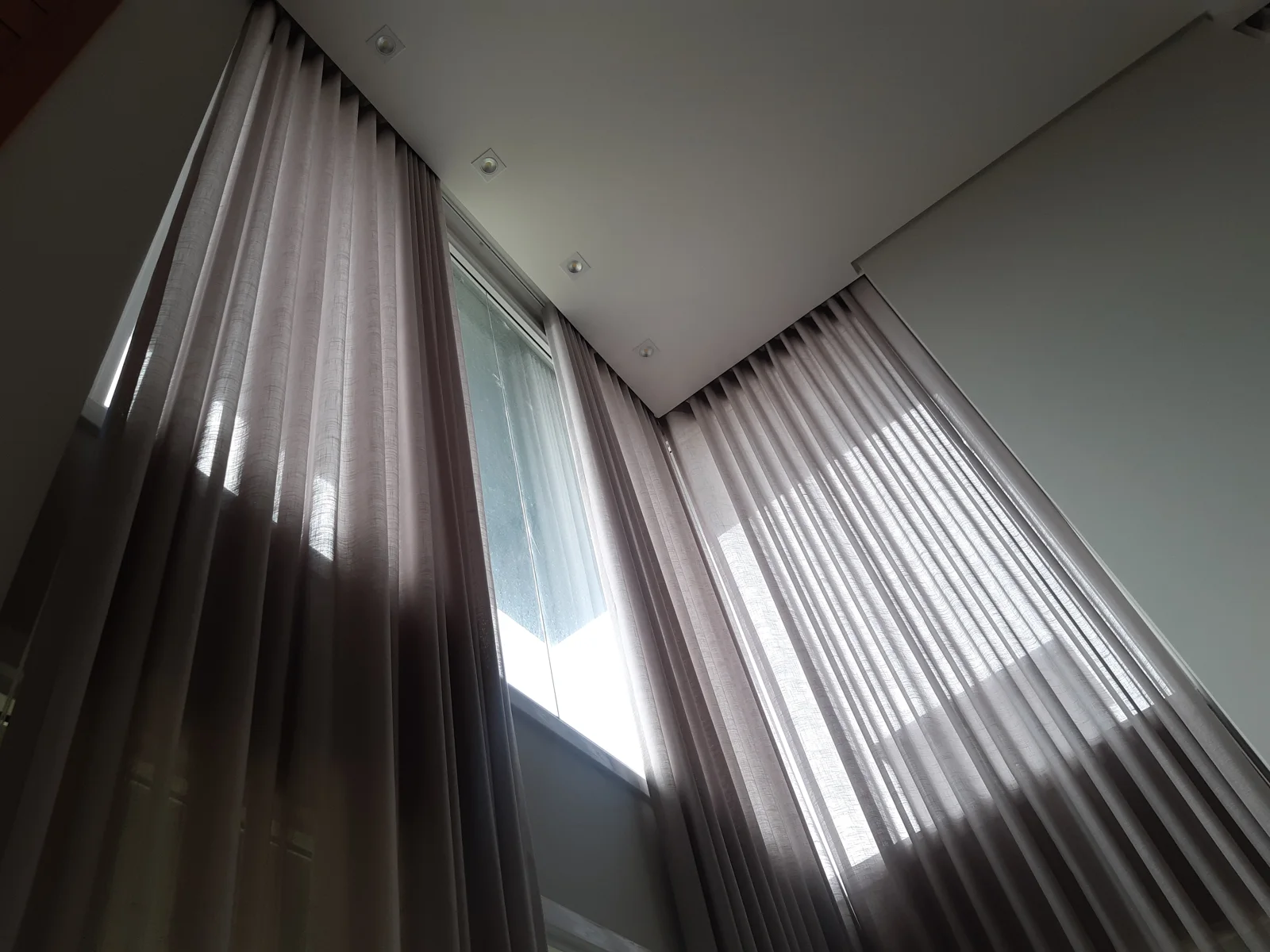 Persiana Rolô em escritório com vista urbana — projeto real LUME