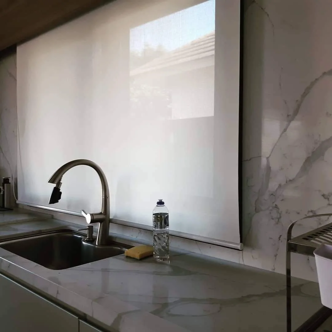 Persiana Rolô em cozinha com bancada de mármore — projeto real LUME