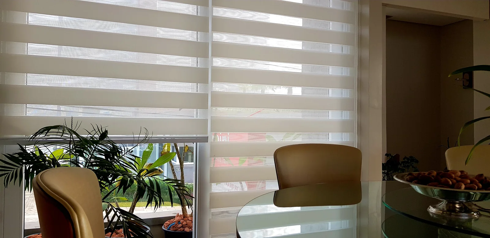 Persiana Double Vision em escritório com estante — projeto real LUME