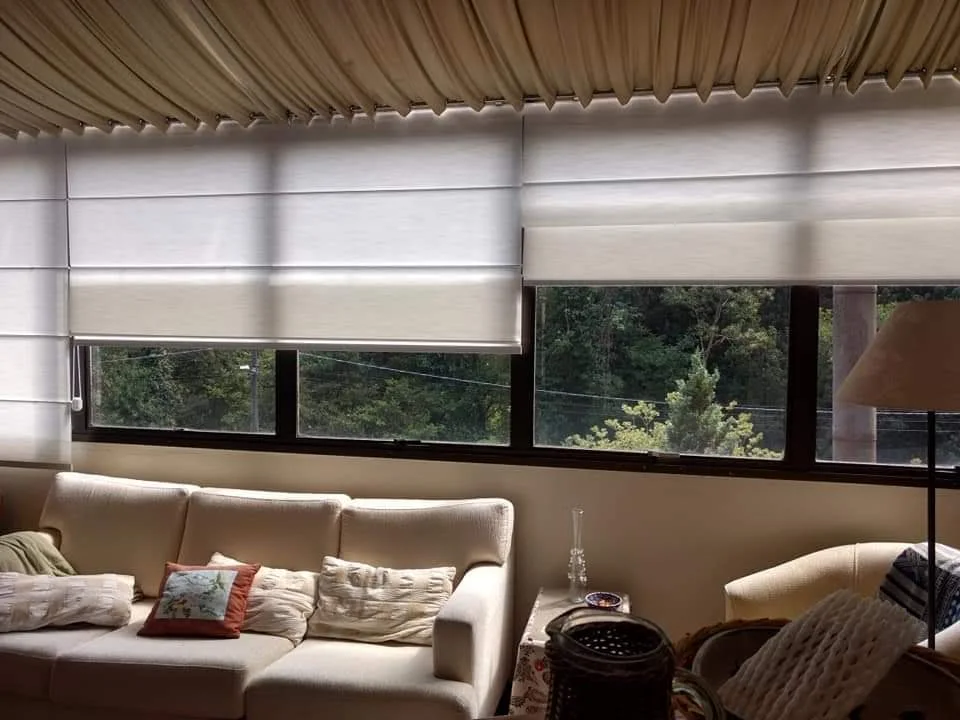 Persiana Romana em sala com sofá branco — projeto real LUME