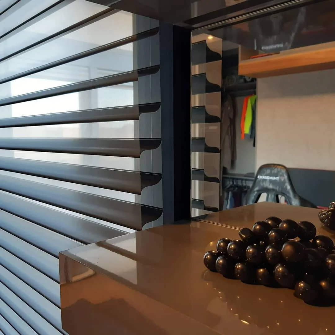Persiana Horizontal preta em sala de estar — projeto real LUME