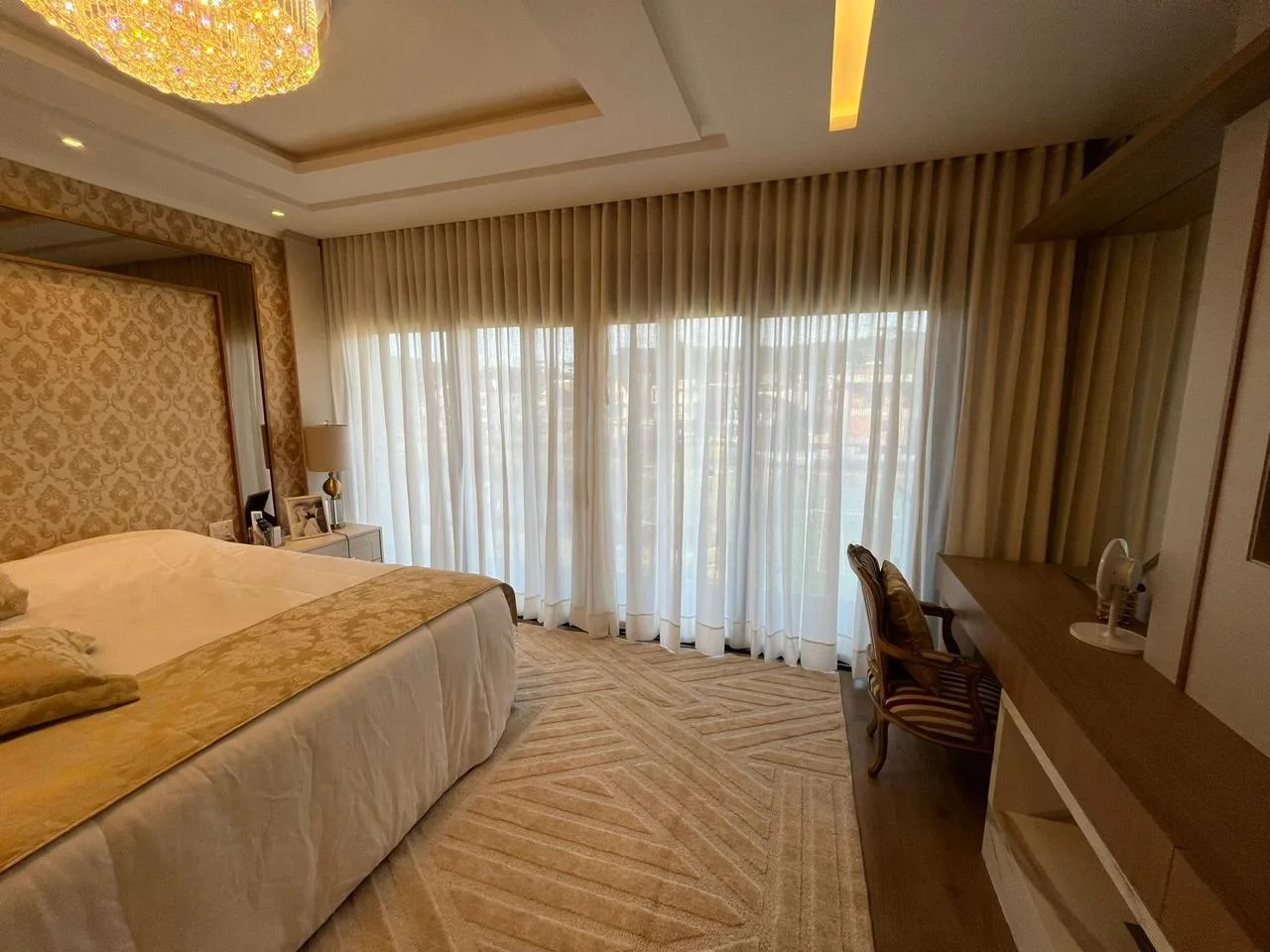 Cortina de tecido em quarto de casal — projeto real LUME