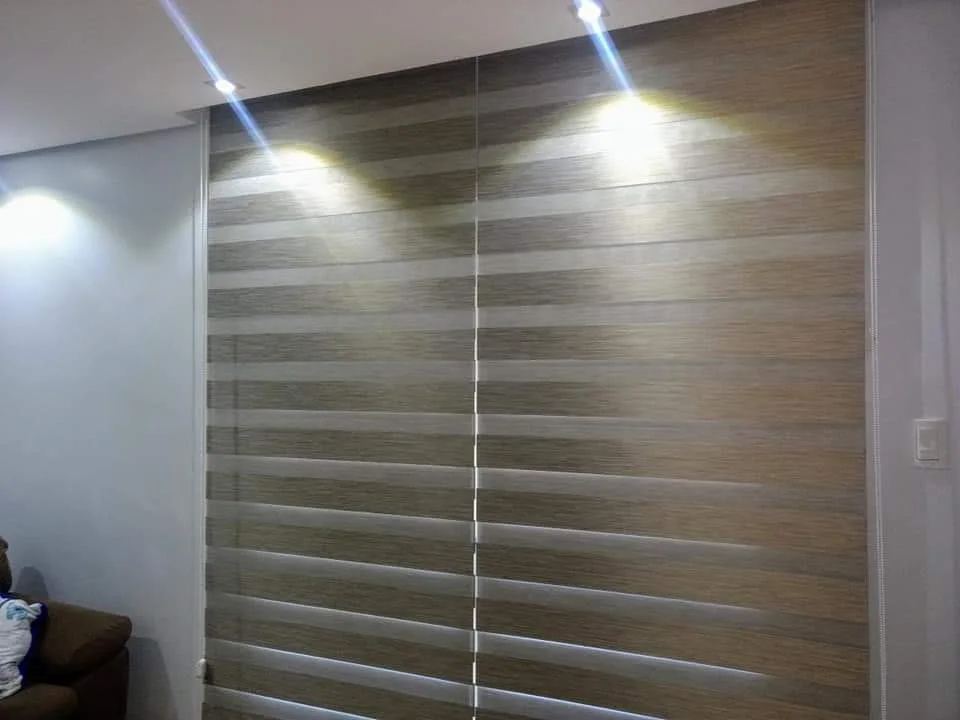 Persiana Double Vision em quarto com iluminação de teto — projeto real LUME