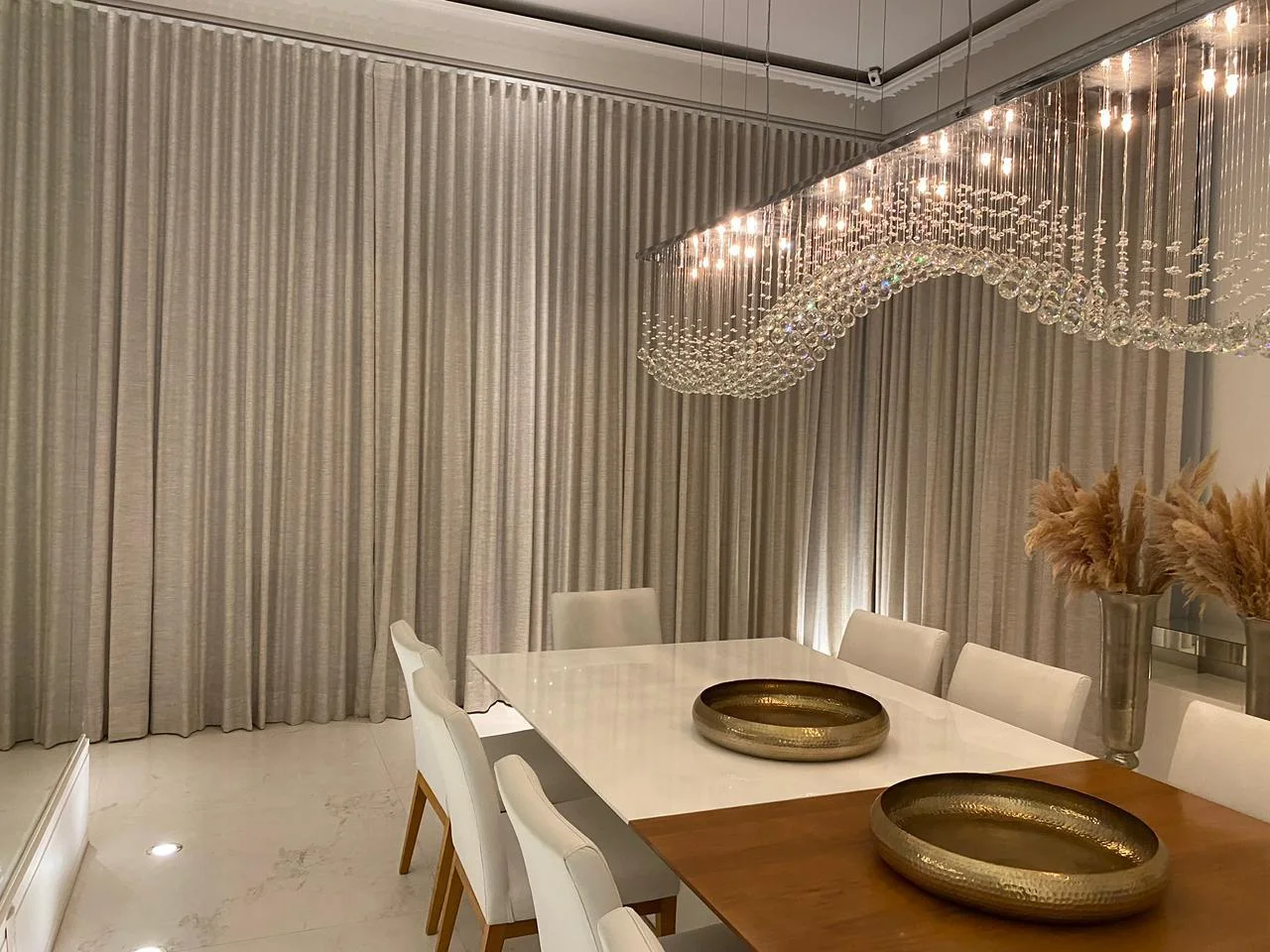 Cortina de tecido em sala de jantar com lustre ondulado — projeto real LUME