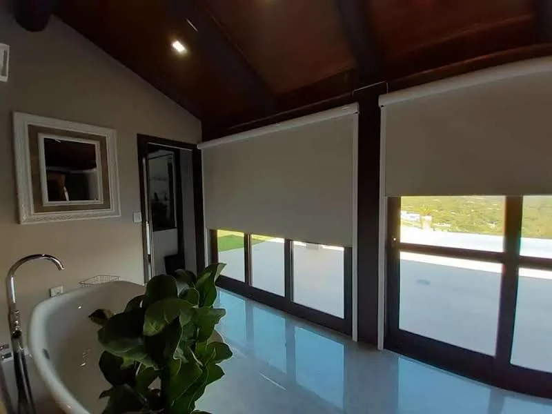 Persiana Double Vision em banheiro com banheira e janela — projeto real LUME