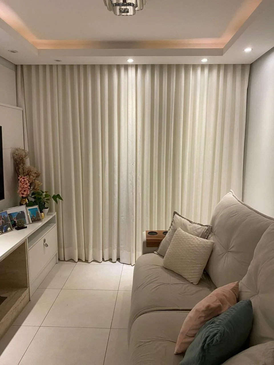 Cortina de tecido em sala com sofá bege — projeto real LUME