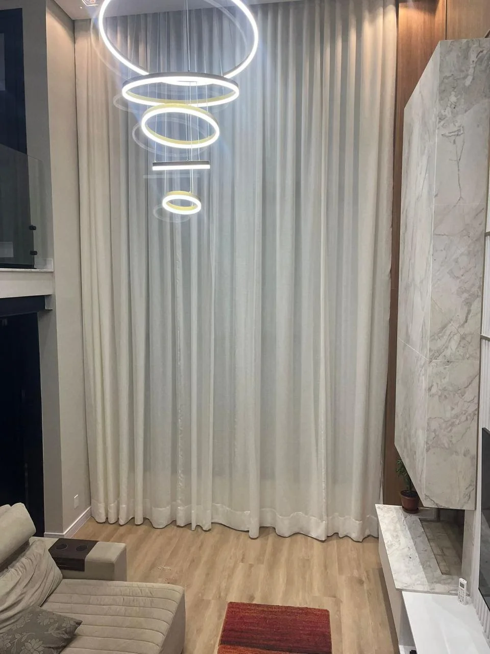Cortina de tecido em sala de TV com lareira — projeto real LUME