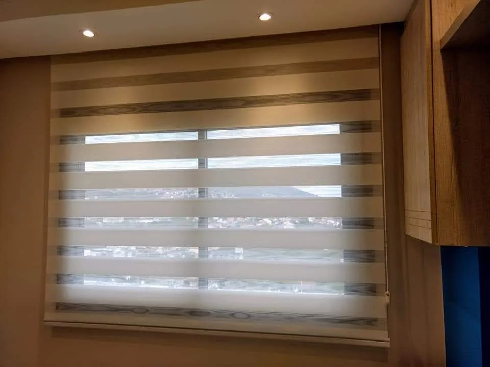 Persiana Double Vision em quarto com acabamento em madeira — projeto real LUME