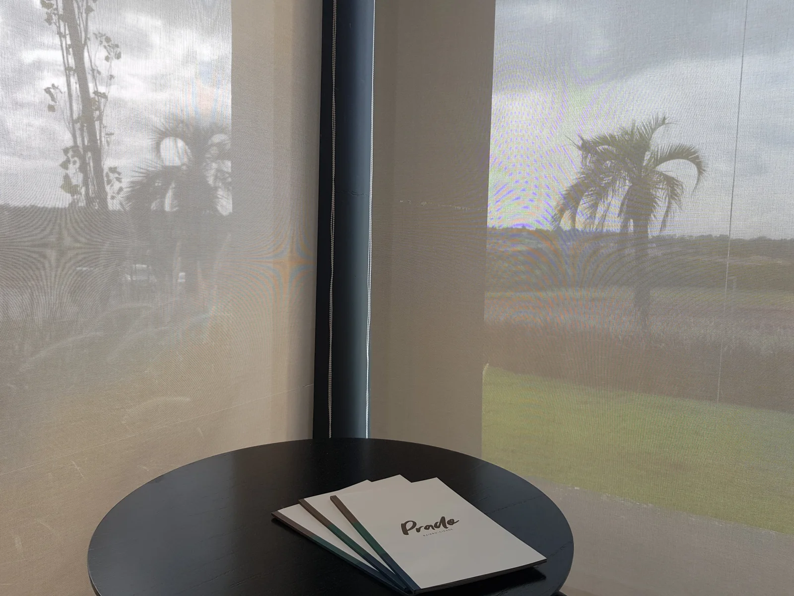 Persiana Rolô em recepção com sofás brancos — projeto real LUME