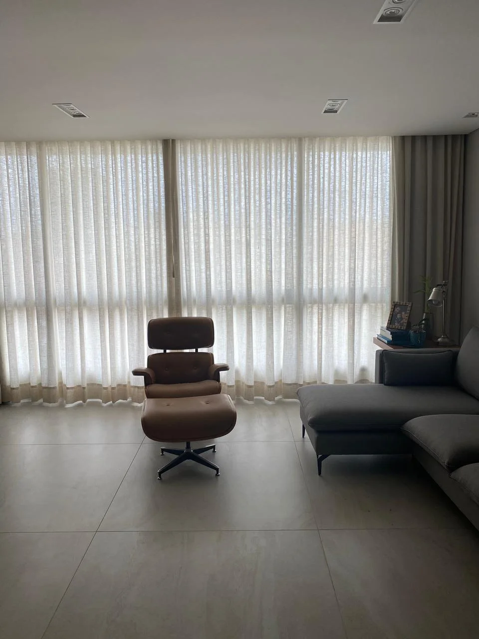 Cortina de tecido em sala com pendente ondulado — projeto real LUME