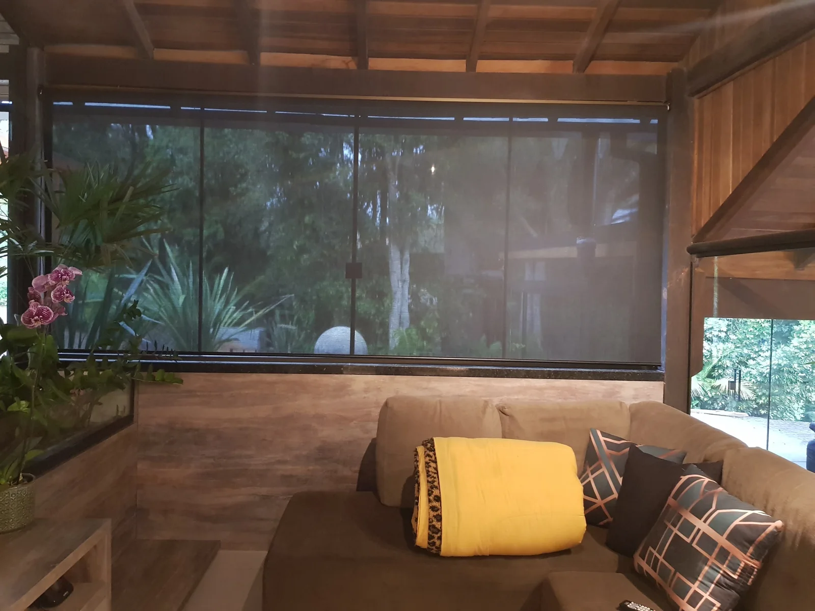 Persiana Rolô Screen em sala com vista para a paisagem — projeto real LUME