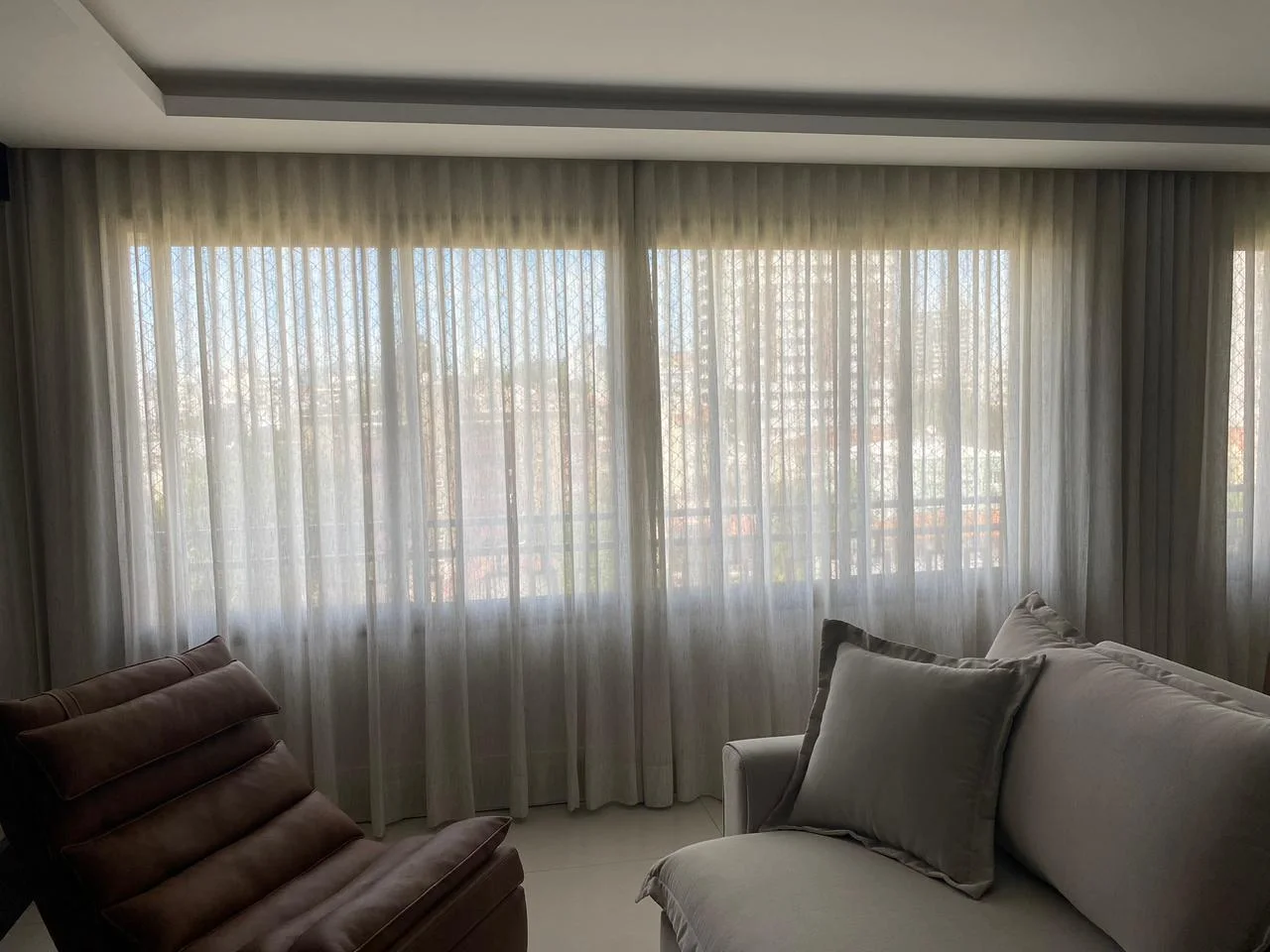 Cortina de tecido em sala com sofá marrom — projeto real LUME