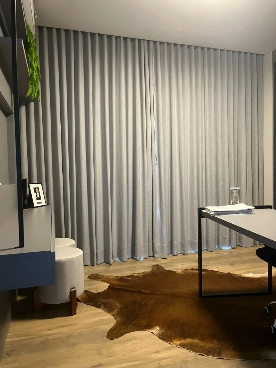 Cortina de tecido em quarto com espelho e tapete — projeto real LUME