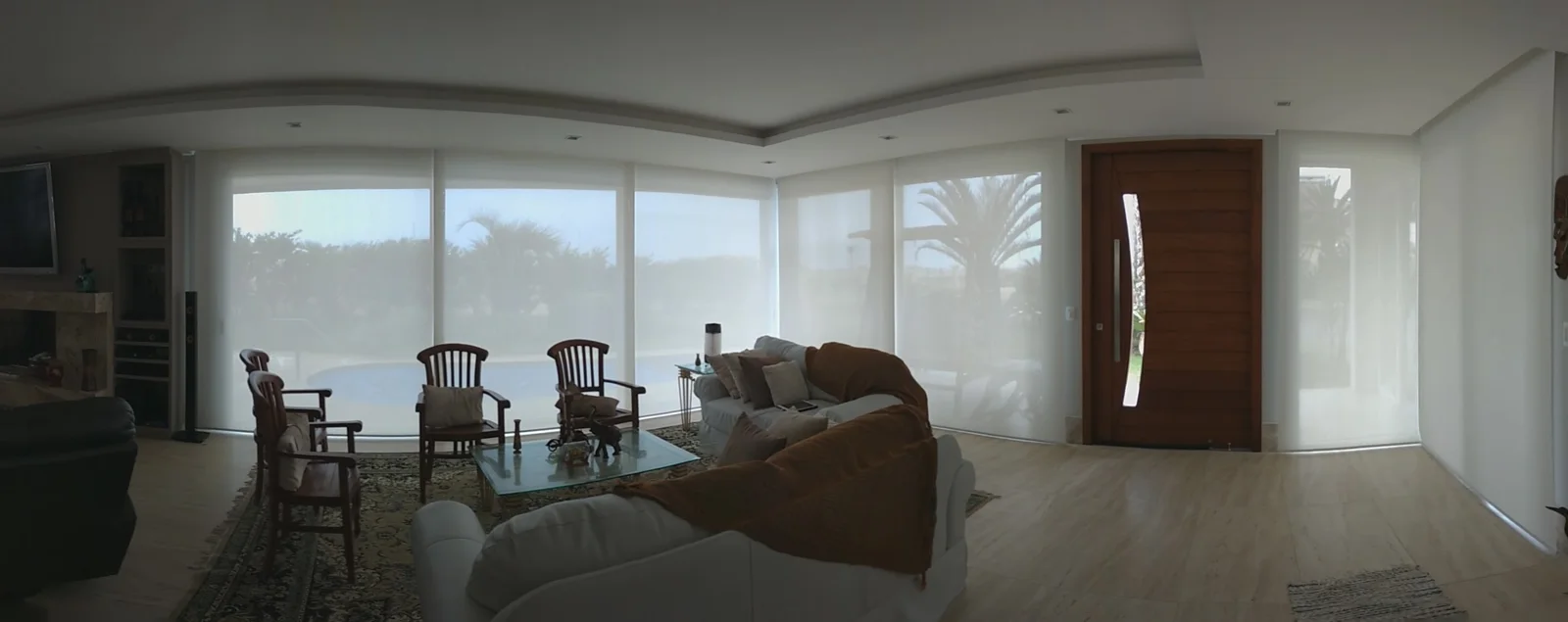 Persiana Rolô em sala de jantar com vista para a piscina — projeto real LUME
