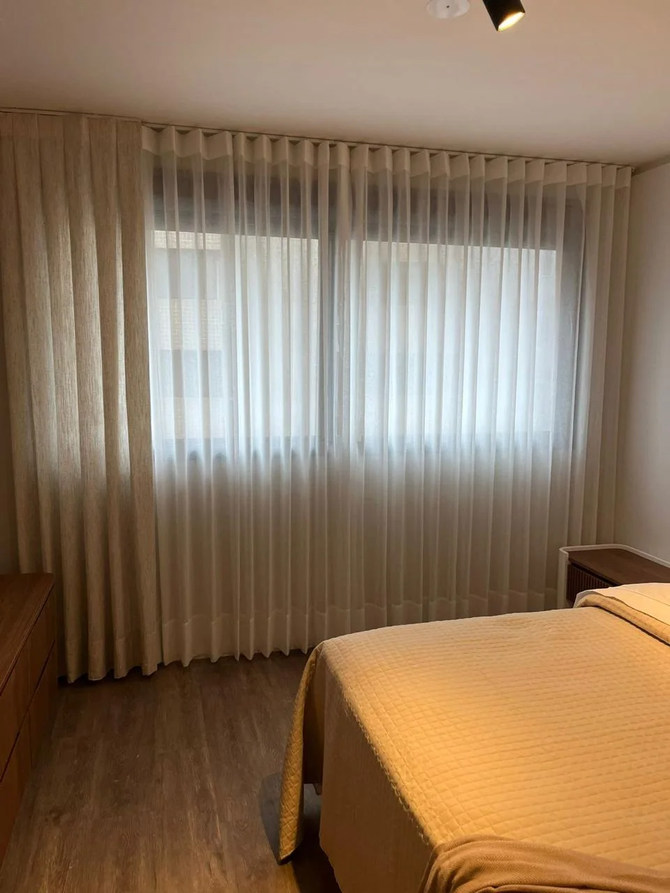Cortina de tecido em quarto de casal com cama branca — projeto real LUME