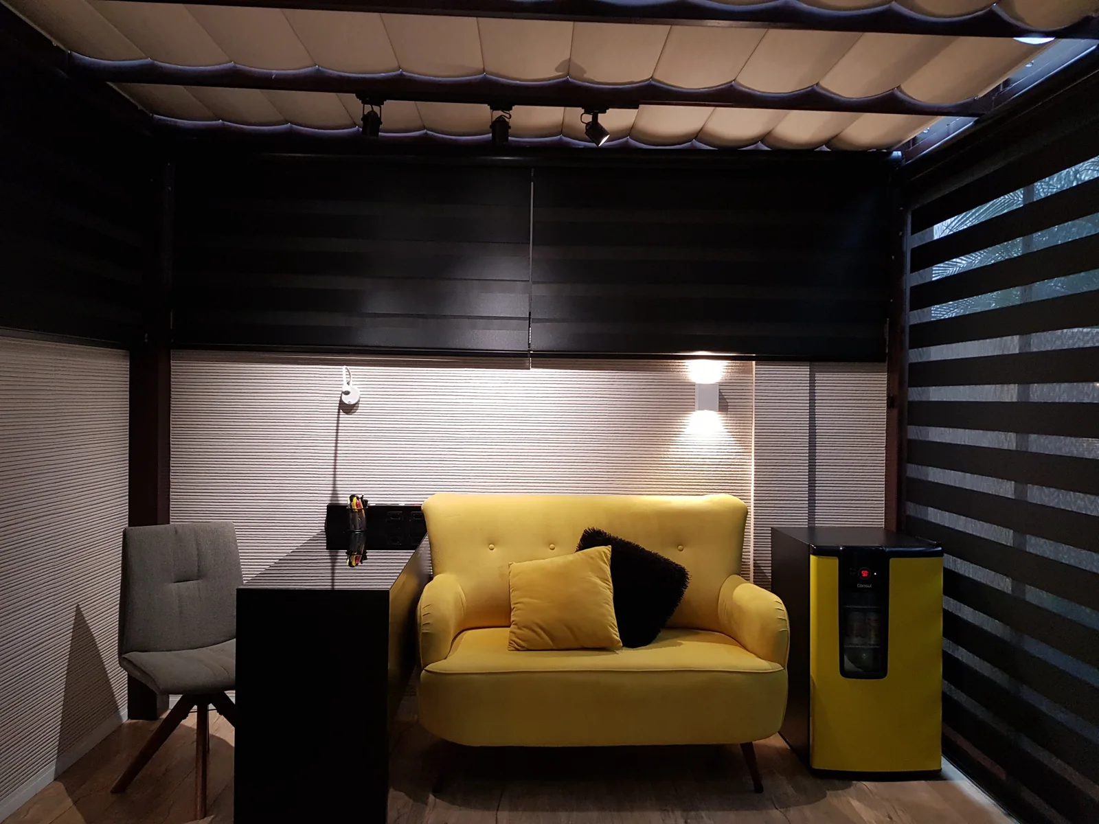 Persiana Double Vision em ambiente corporativo amarelo — projeto real LUME