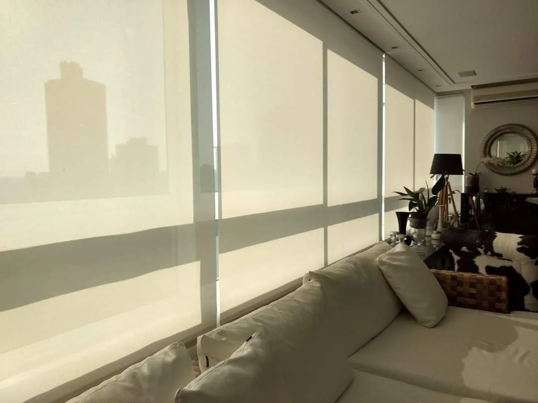 Persiana Rolô Screen em sala com vista urbana — projeto real LUME