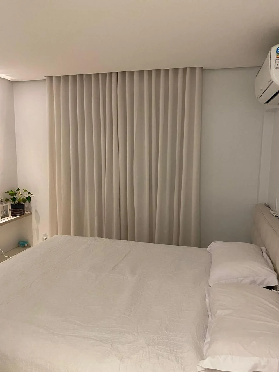 Cortina de tecido em quarto com cama branca — projeto real LUME