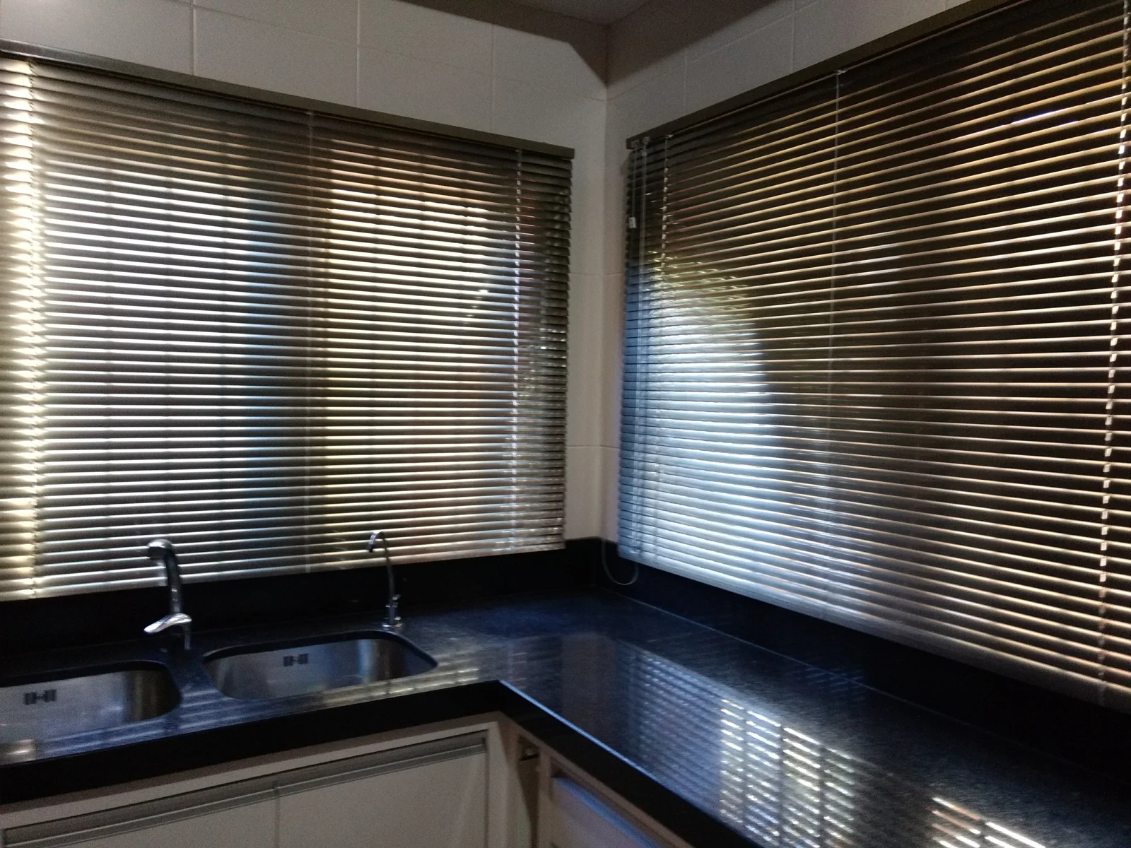 Persiana Horizontal em cozinha com granito preto — projeto real LUME