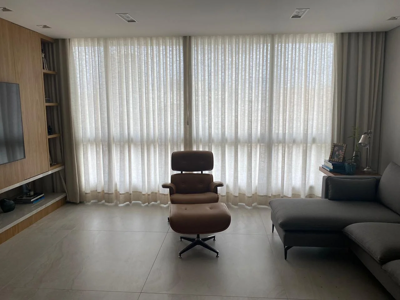 Cortina de tecido em sala integrada à área de jantar — projeto real LUME