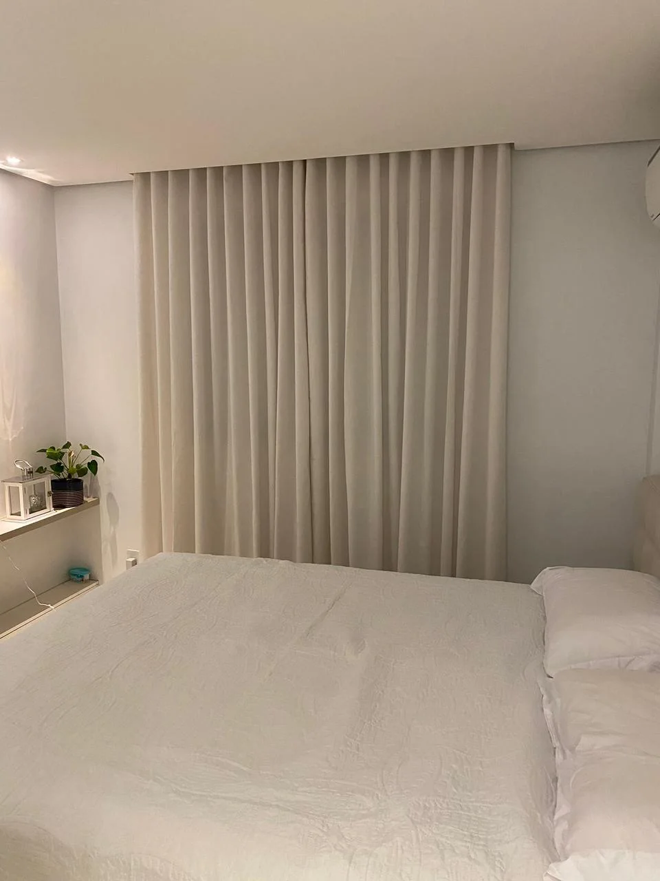 Cortina de tecido em quarto minimalista — projeto real LUME