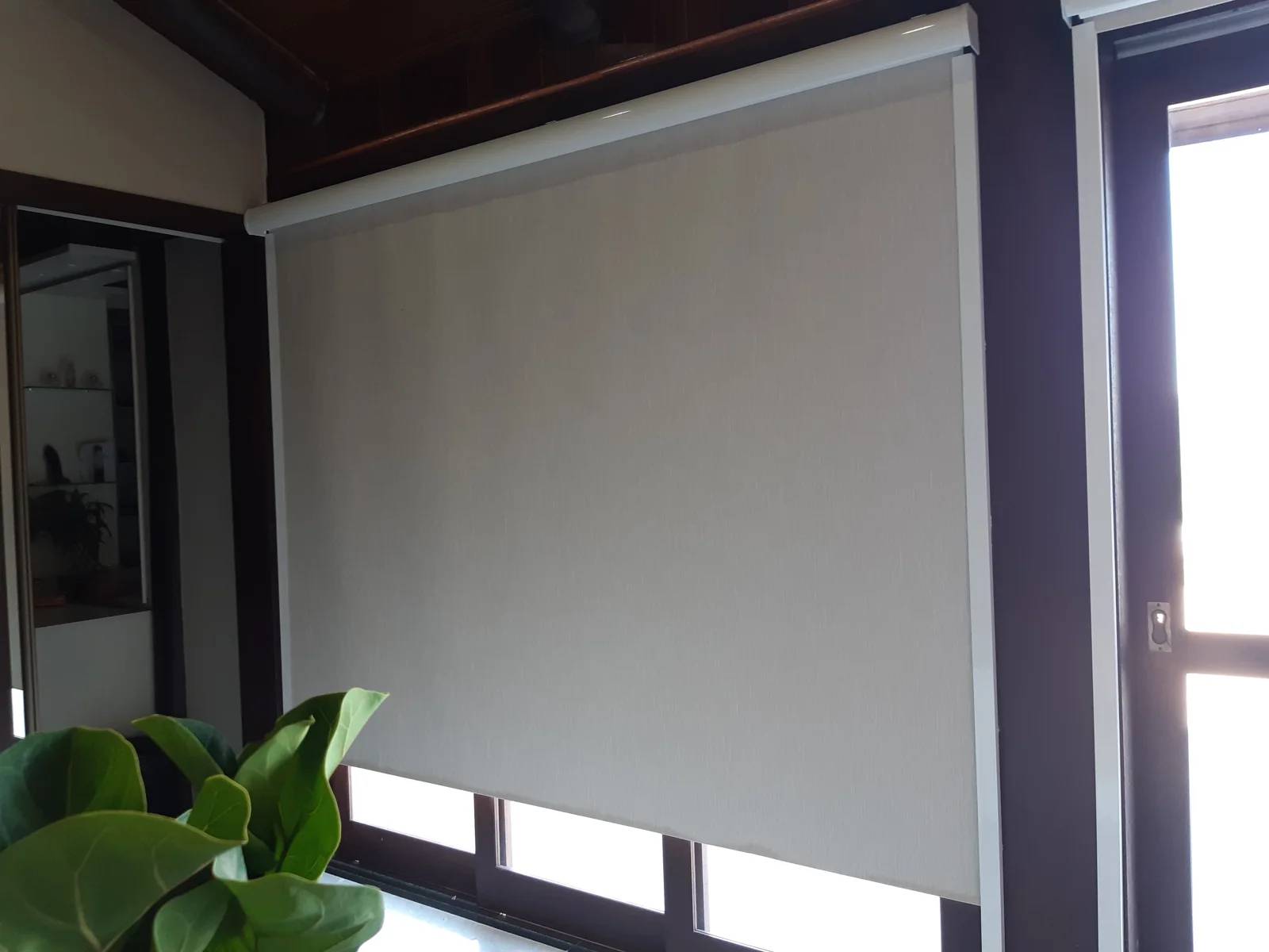 Persiana Rolô em banheiro com banheira e vista externa — projeto real LUME