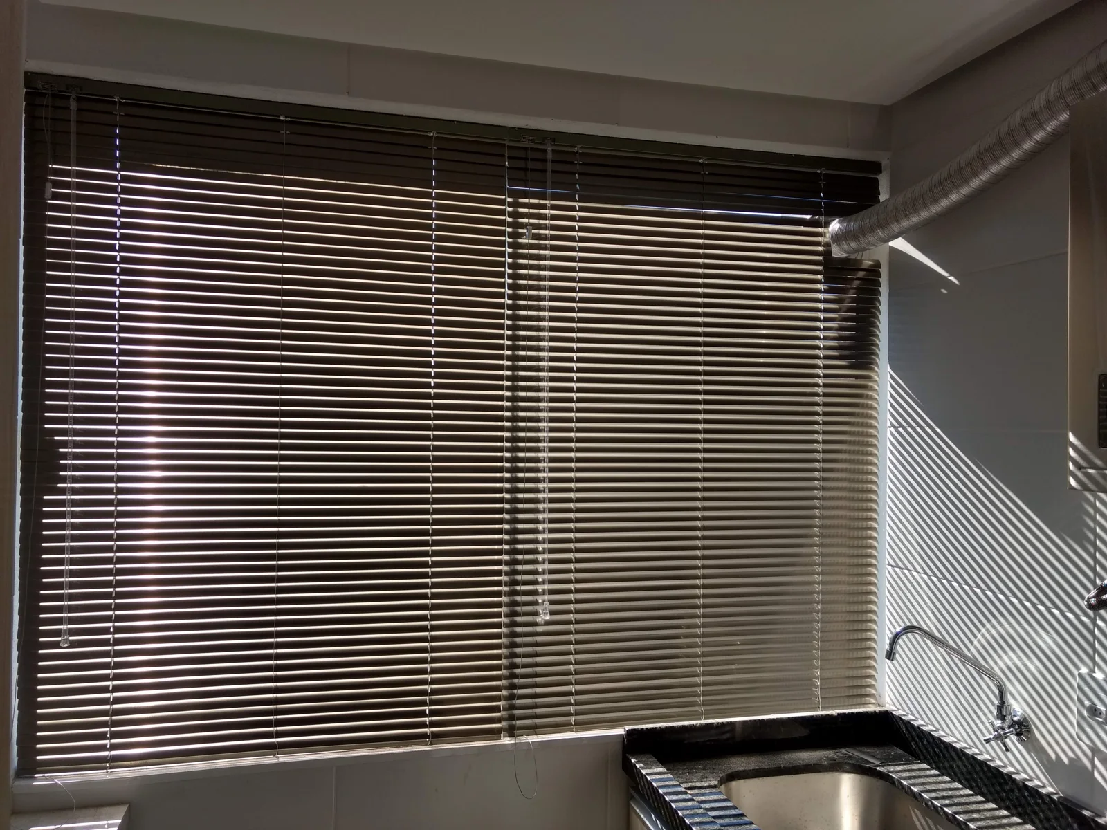 Persiana Horizontal em madeira natural na sala — projeto real LUME