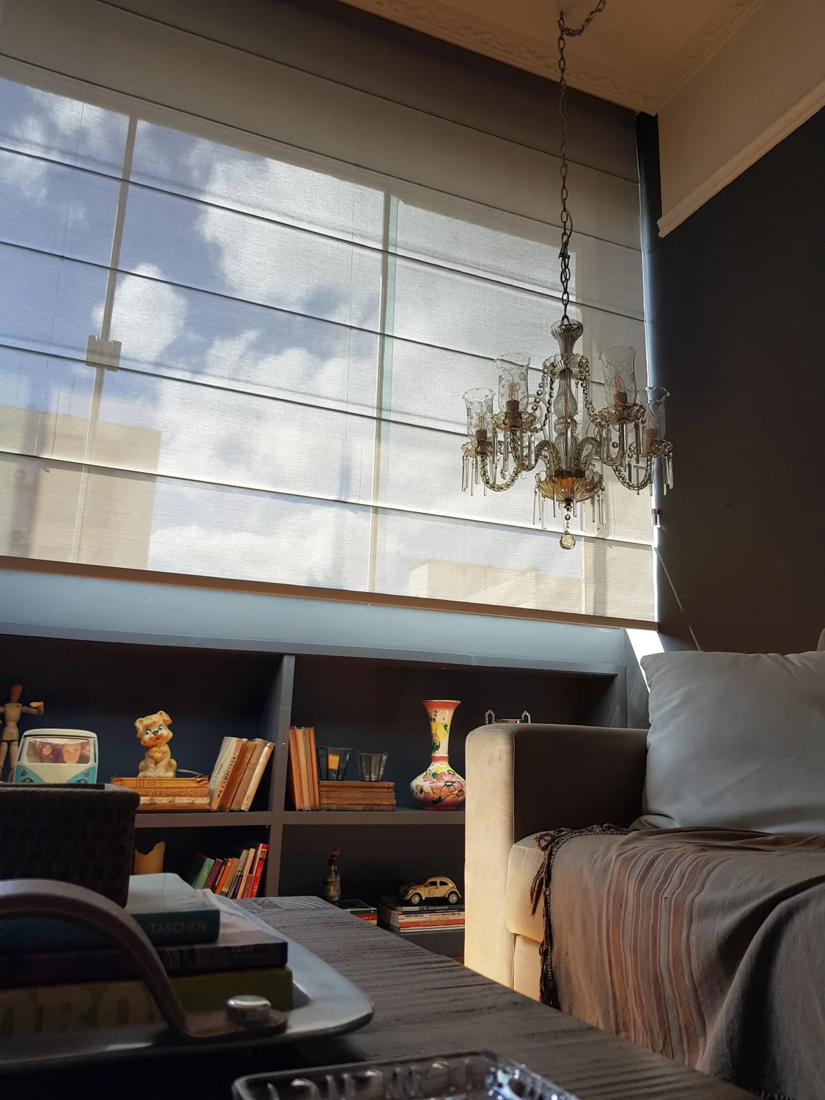 Persiana Romana em sala com estante de livros — projeto real LUME