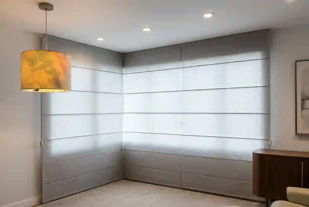 Cortinas sob medida em apartamento com esquadria grande