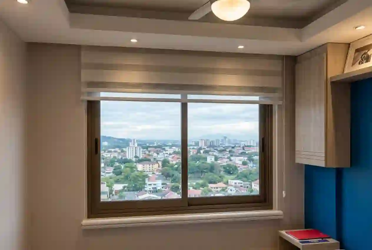 Persiana double vision sob medida com faixas translúcidas e opacas em sala ampla